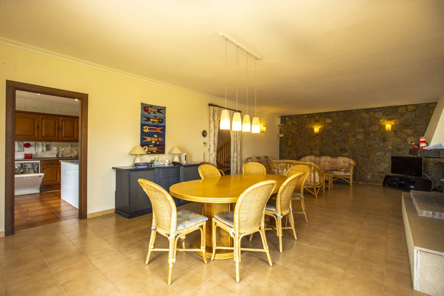 Geräumige Villa auf einem großen Grundstück mit Blick auf den Alt Emporda und die Bucht von Roses.