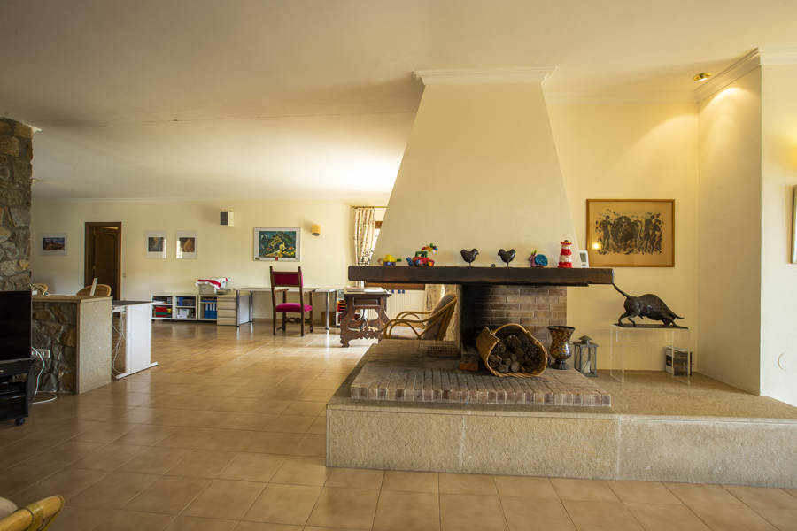 Geräumige Villa auf einem großen Grundstück mit Blick auf den Alt Emporda und die Bucht von Roses.