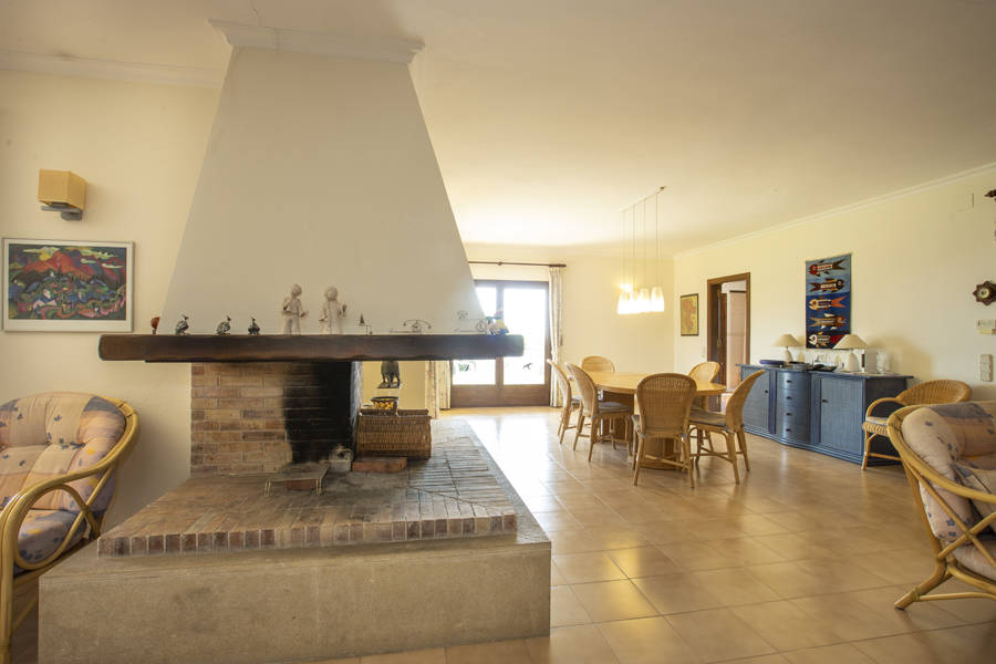 Geräumige Villa auf einem großen Grundstück mit Blick auf den Alt Emporda und die Bucht von Roses.