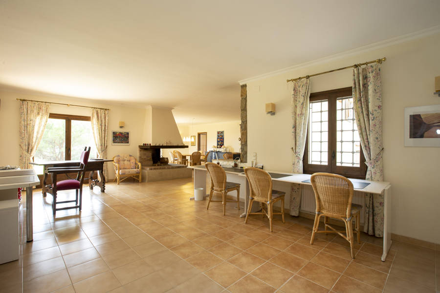 Geräumige Villa auf einem großen Grundstück mit Blick auf den Alt Emporda und die Bucht von Roses.