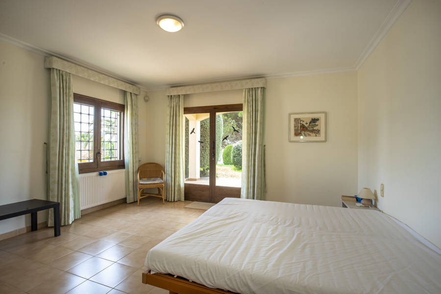 Geräumige Villa auf einem großen Grundstück mit Blick auf den Alt Emporda und die Bucht von Roses.