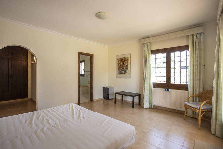 Geräumige Villa auf einem großen Grundstück mit Blick auf den Alt Emporda und die Bucht von Roses.