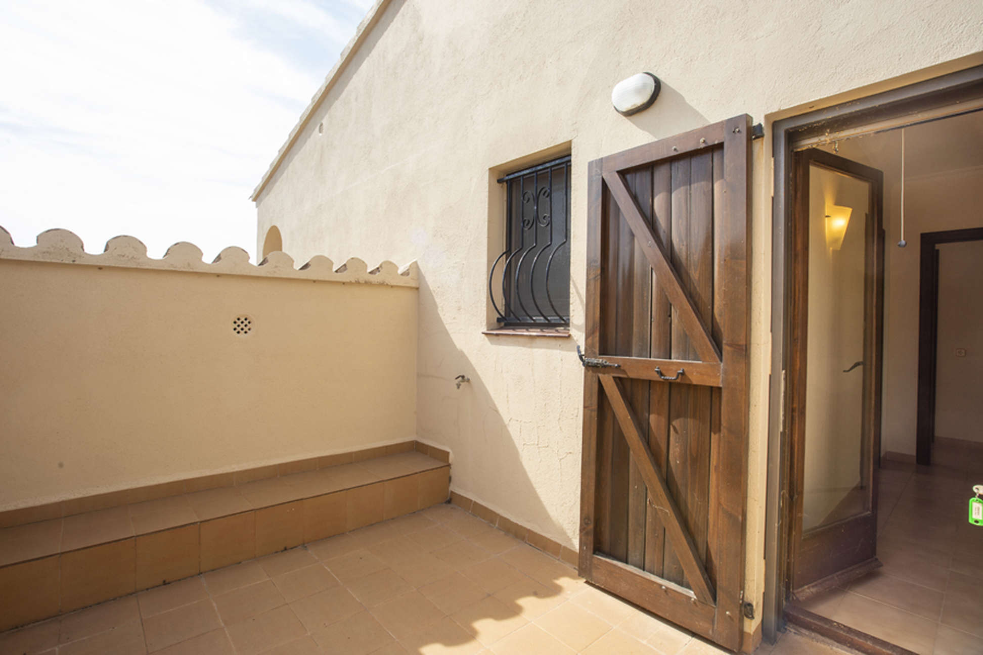 Espaciosa Villa situada en una gran parcela con vistas al Alt Empordà y la Bahía de Roses.