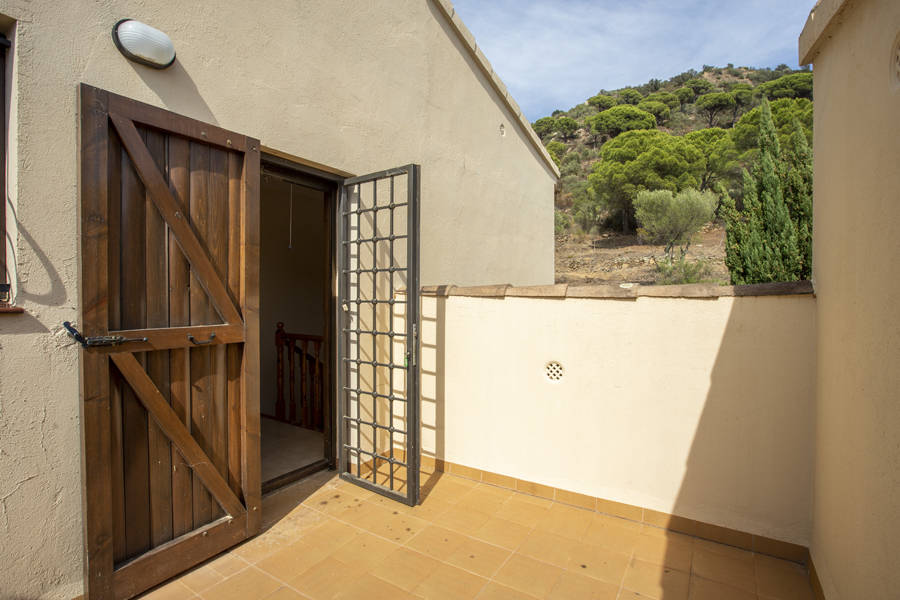 Ruime Villa gelegen op een groot grondstuk met uitzicht over de alt emporda en de baai van Roses.