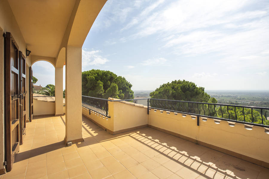 Geräumige Villa auf einem großen Grundstück mit Blick auf den Alt Emporda und die Bucht von Roses.