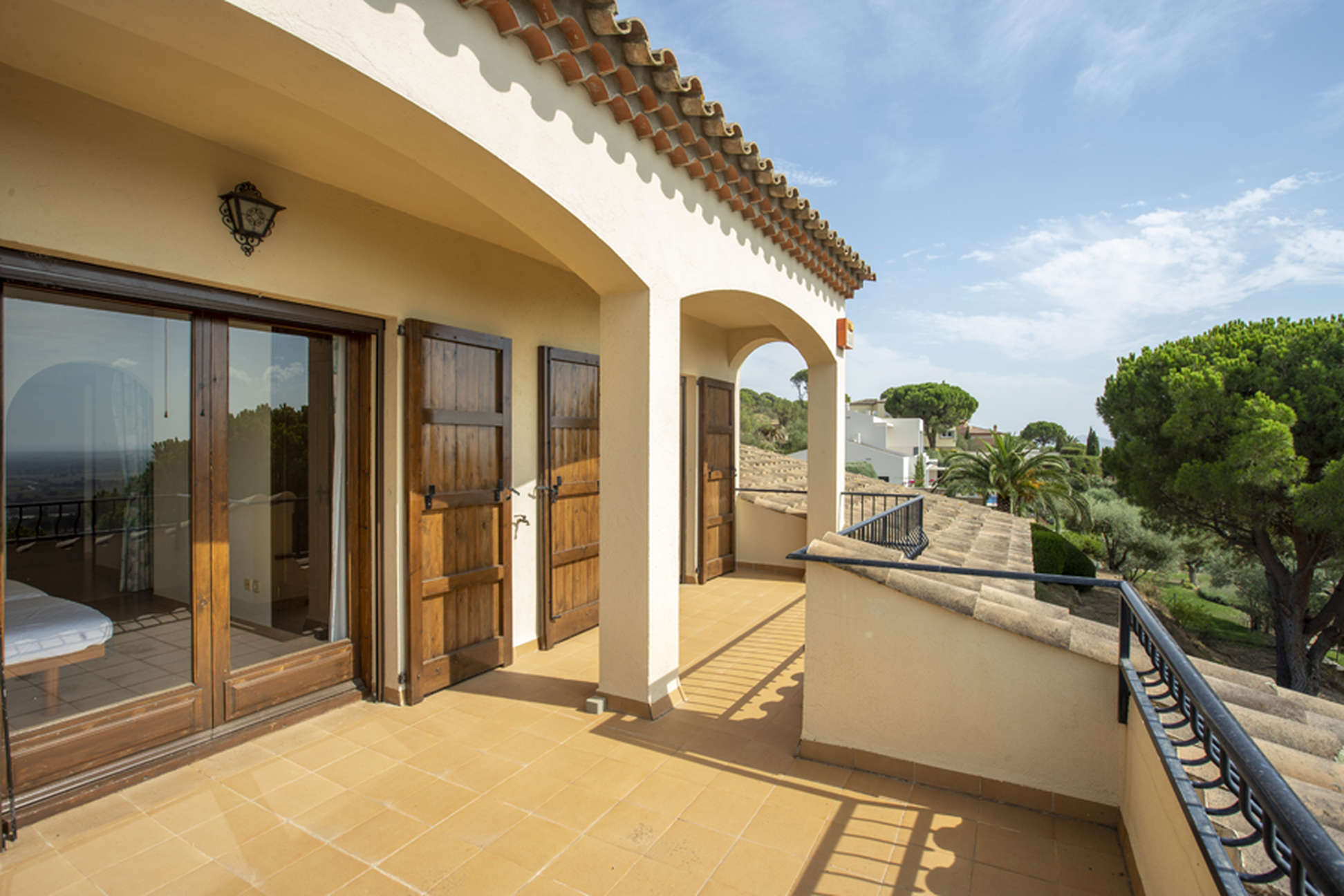 Spacious Villa situated on a large plot with views over the Alt Emporda and the Bay of Roses.