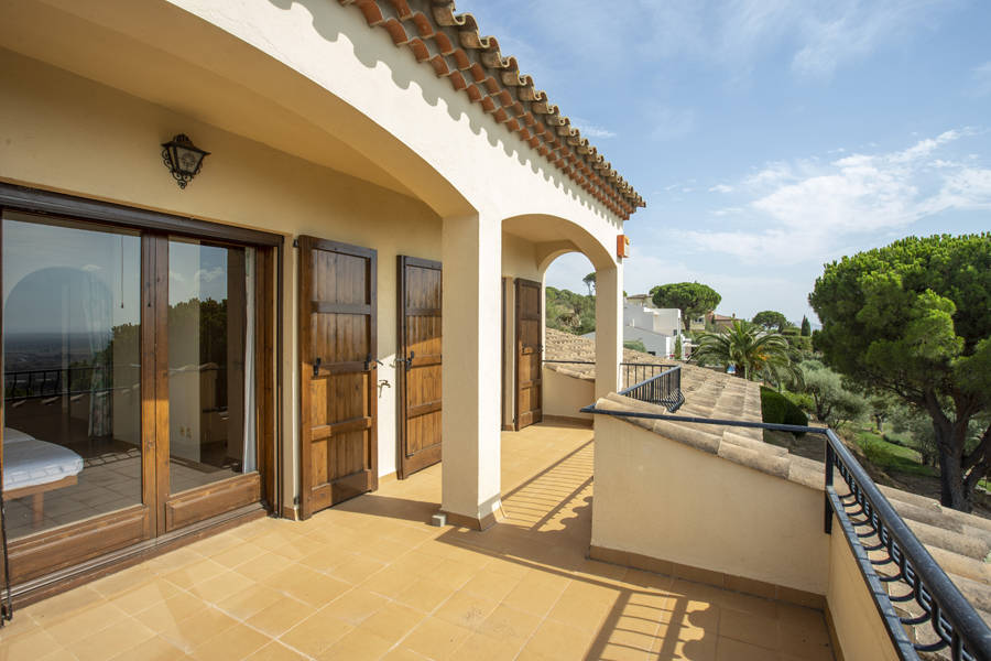 Espaciosa Villa situada en una gran parcela con vistas al Alt Empordà y la Bahía de Roses.