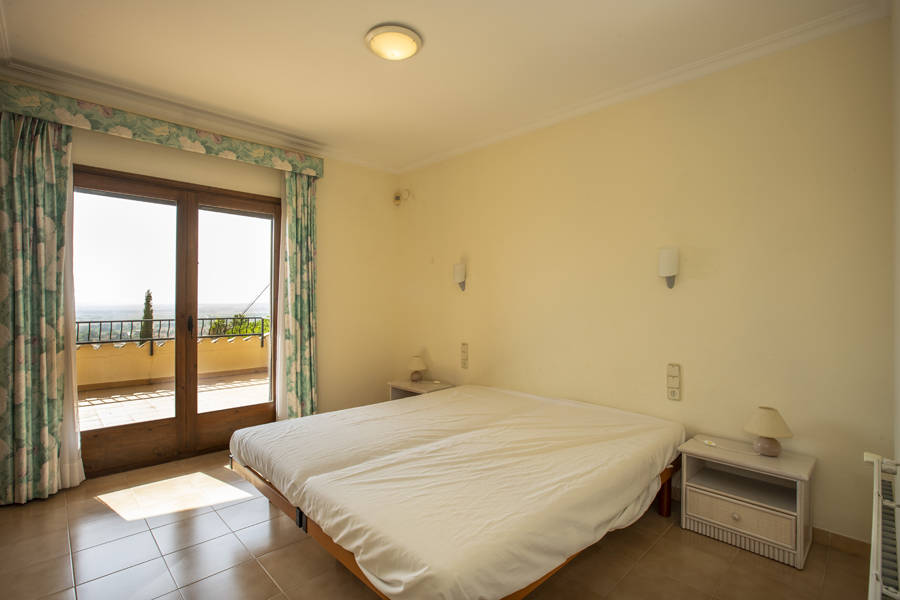 Geräumige Villa auf einem großen Grundstück mit Blick auf den Alt Emporda und die Bucht von Roses.