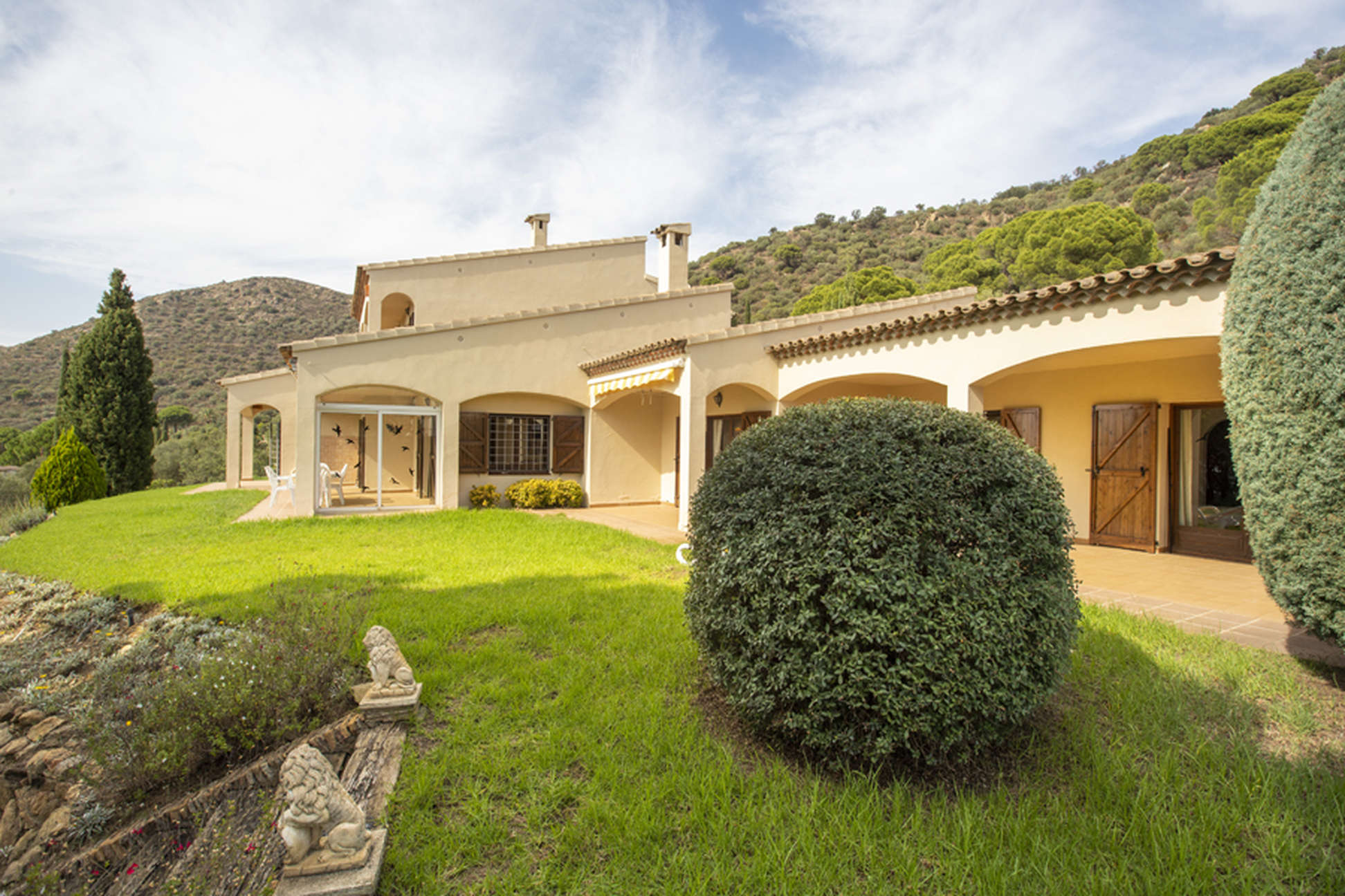 Spacious Villa situated on a large plot with views over the Alt Emporda and the Bay of Roses.