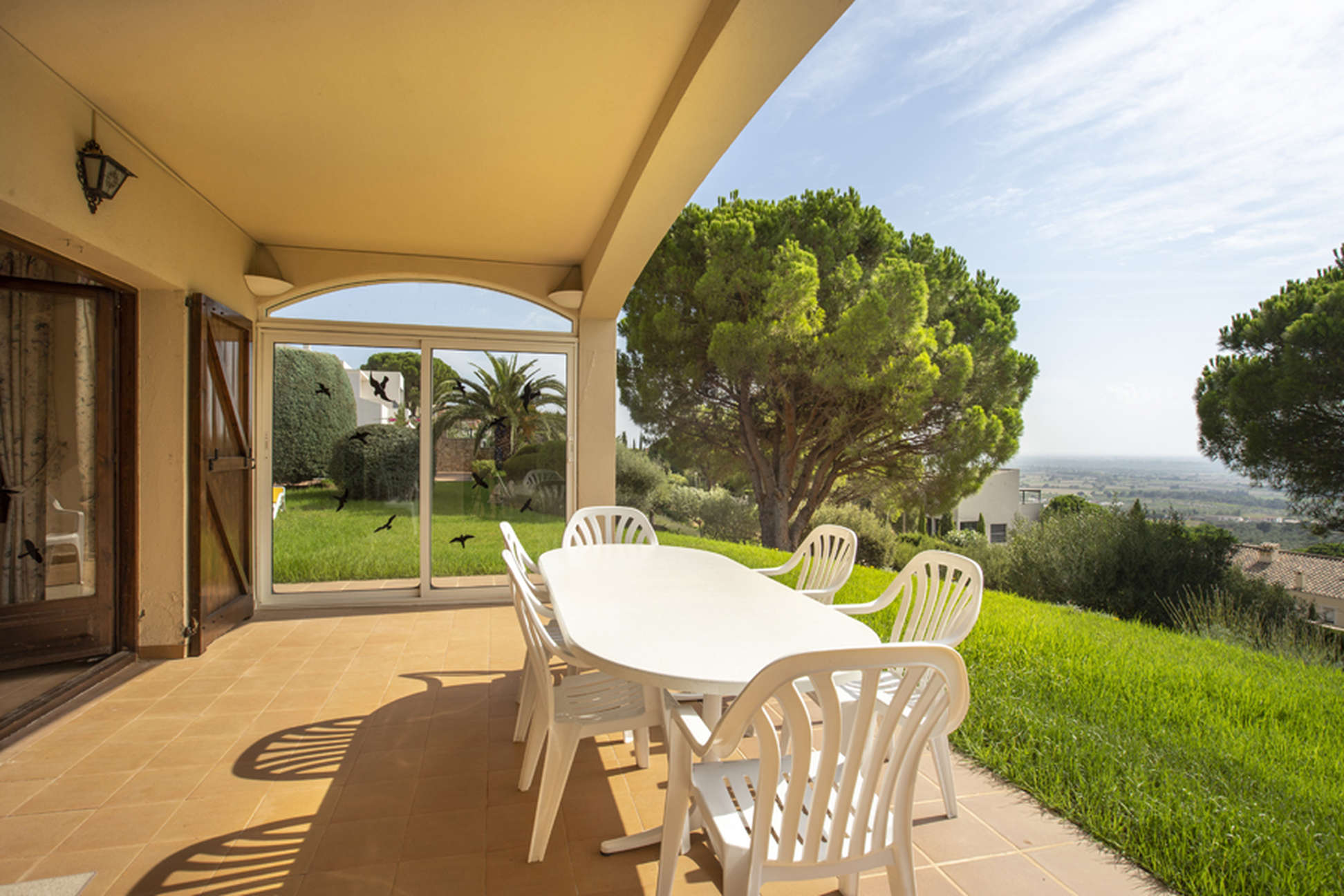 Villa spacieuse située sur un grand terrain avec vue sur l'Alt Emporda et la baie de Roses.