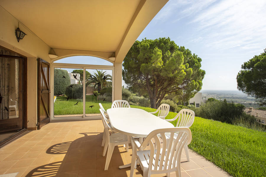 Geräumige Villa auf einem großen Grundstück mit Blick auf den Alt Emporda und die Bucht von Roses.