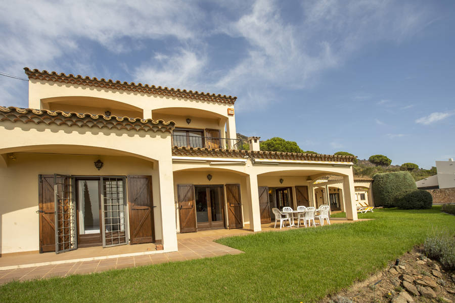 Geräumige Villa auf einem großen Grundstück mit Blick auf den Alt Emporda und die Bucht von Roses.