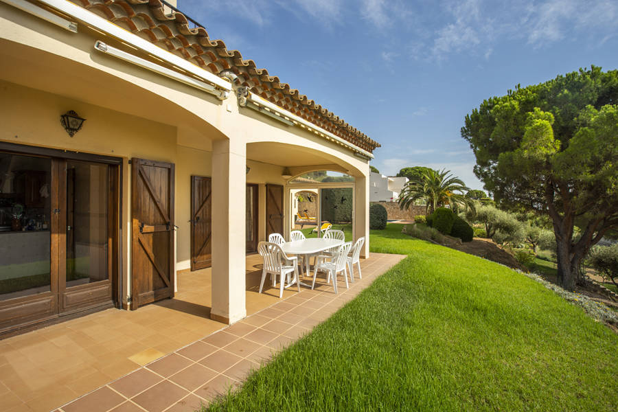 Geräumige Villa auf einem großen Grundstück mit Blick auf den Alt Emporda und die Bucht von Roses.