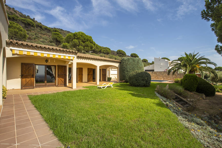 Ruime Villa gelegen op een groot grondstuk met uitzicht over de alt emporda en de baai van Roses.