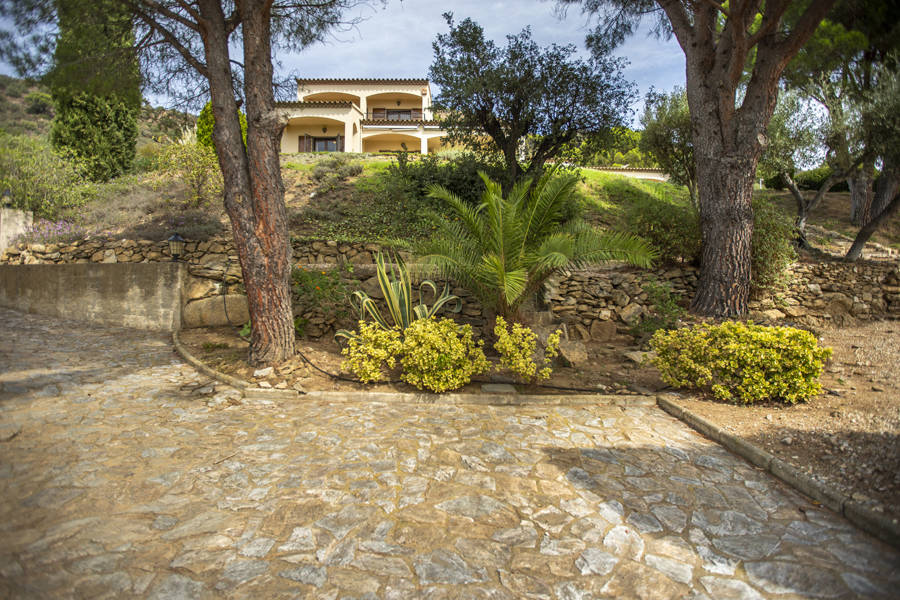 Ruime Villa gelegen op een groot grondstuk met uitzicht over de alt emporda en de baai van Roses.