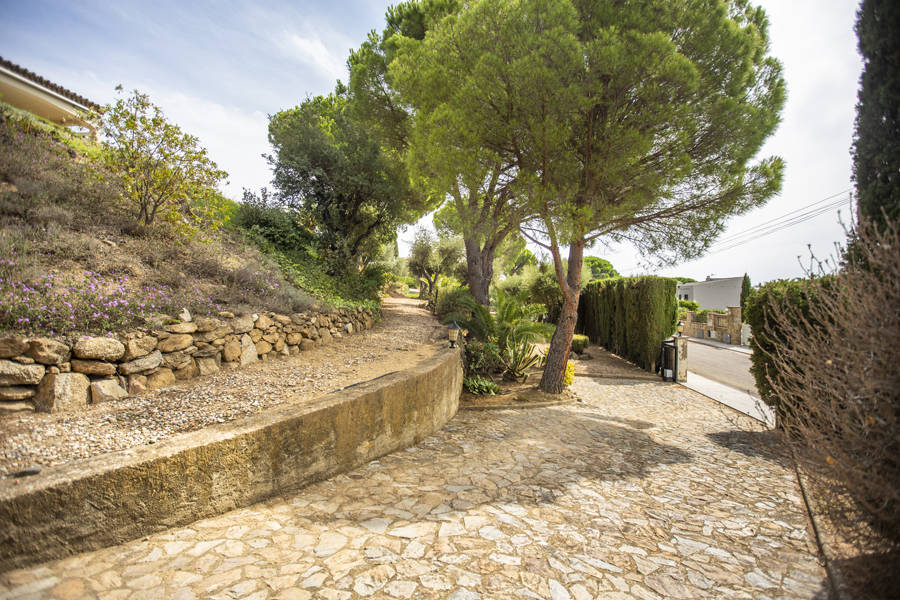 Ruime Villa gelegen op een groot grondstuk met uitzicht over de alt emporda en de baai van Roses.