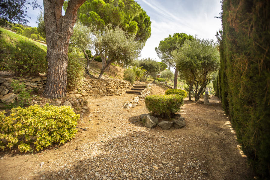 Geräumige Villa auf einem großen Grundstück mit Blick auf den Alt Emporda und die Bucht von Roses.