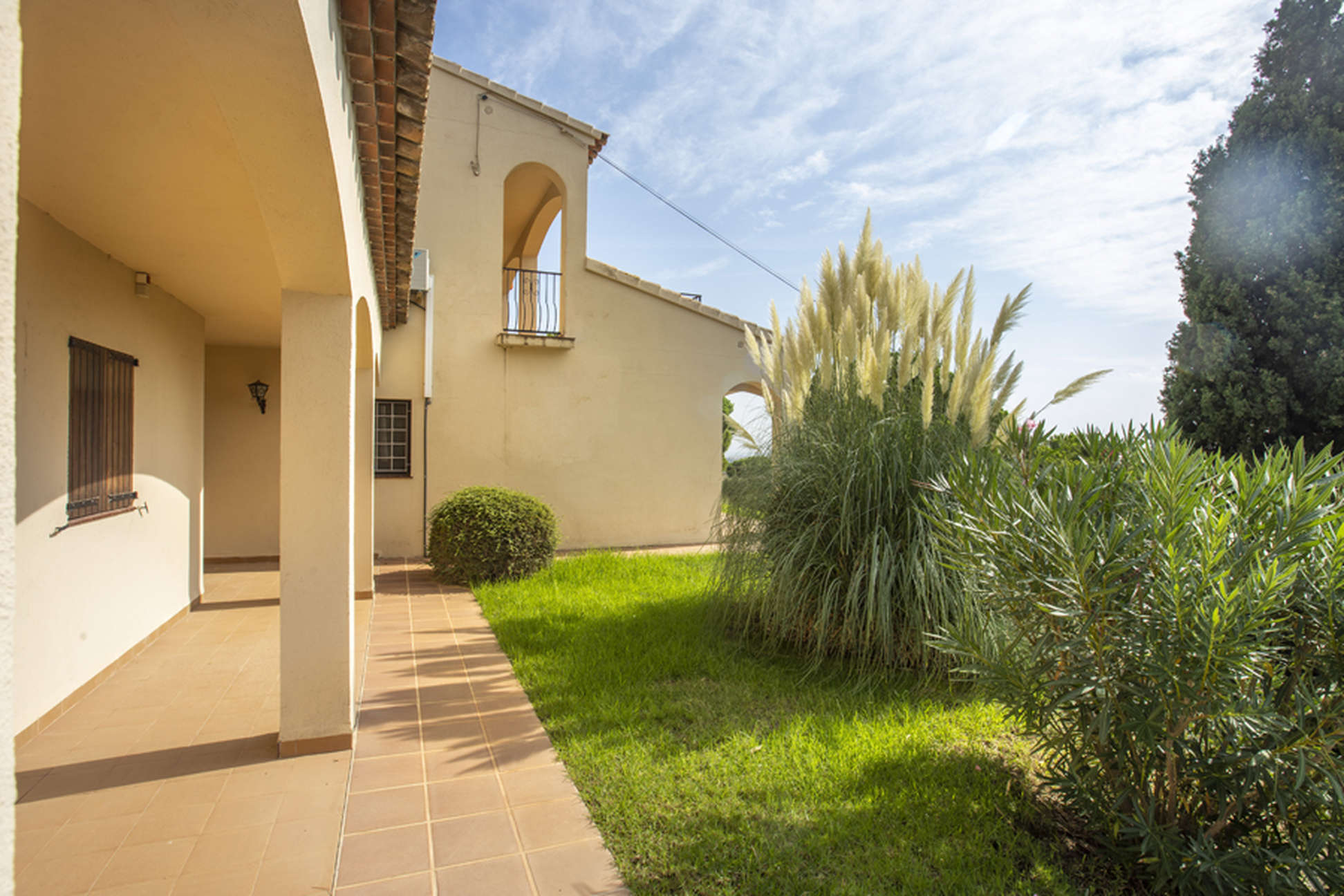 Geräumige Villa auf einem großen Grundstück mit Blick auf den Alt Emporda und die Bucht von Roses.