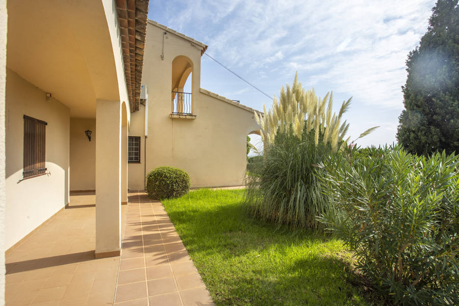 Ruime Villa gelegen op een groot grondstuk met uitzicht over de alt emporda en de baai van Roses.