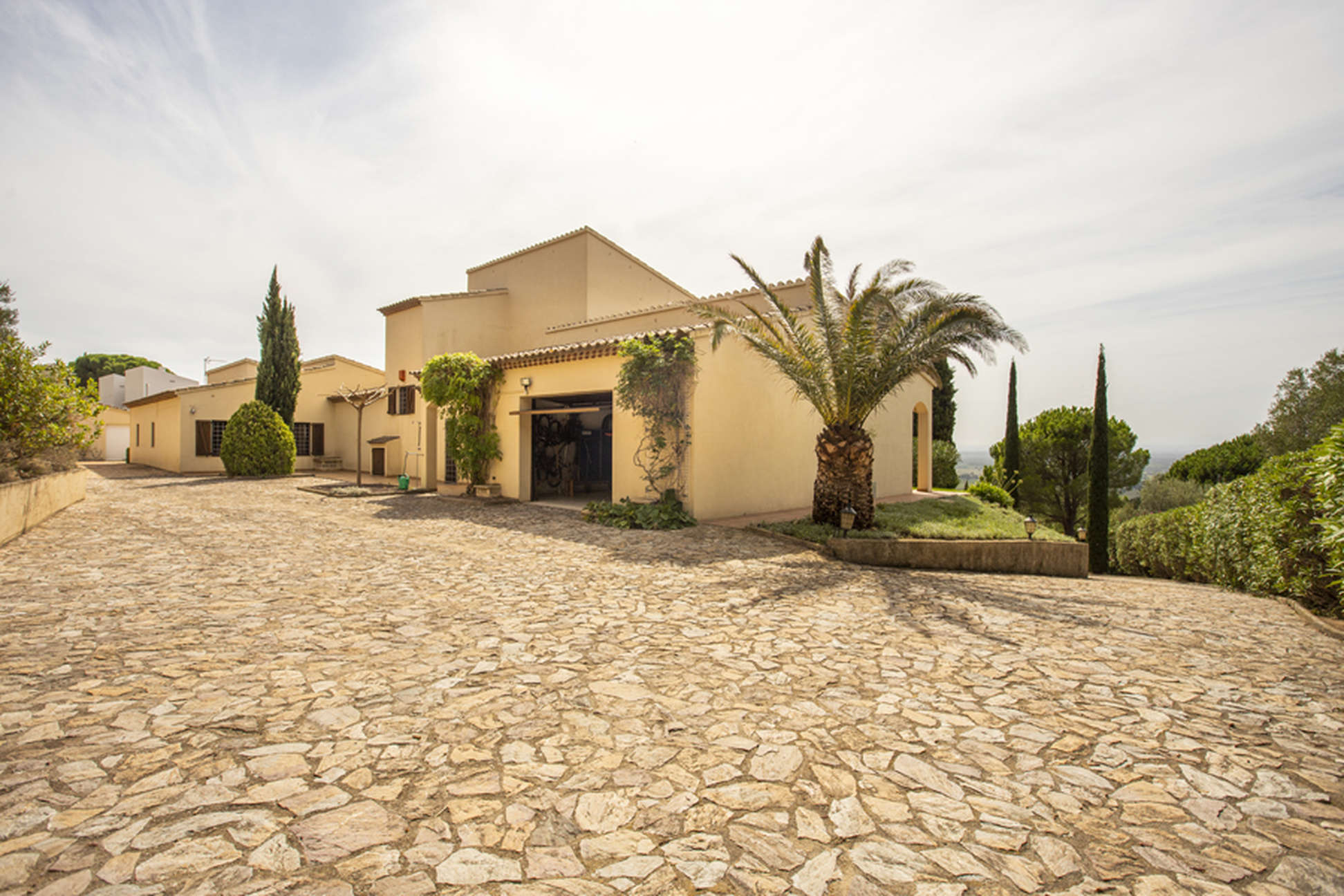 Espaciosa Villa situada en una gran parcela con vistas al Alt Empordà y la Bahía de Roses.