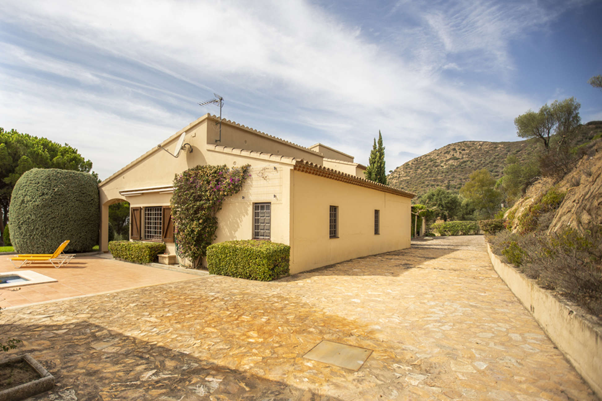 Villa spacieuse située sur un grand terrain avec vue sur l'Alt Emporda et la baie de Roses.