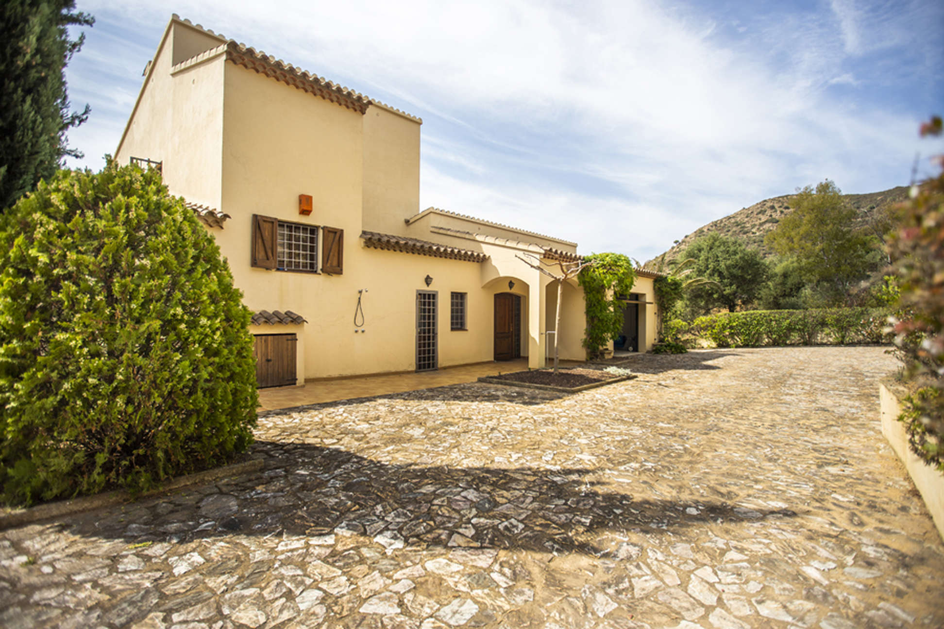 Villa spacieuse située sur un grand terrain avec vue sur l'Alt Emporda et la baie de Roses.