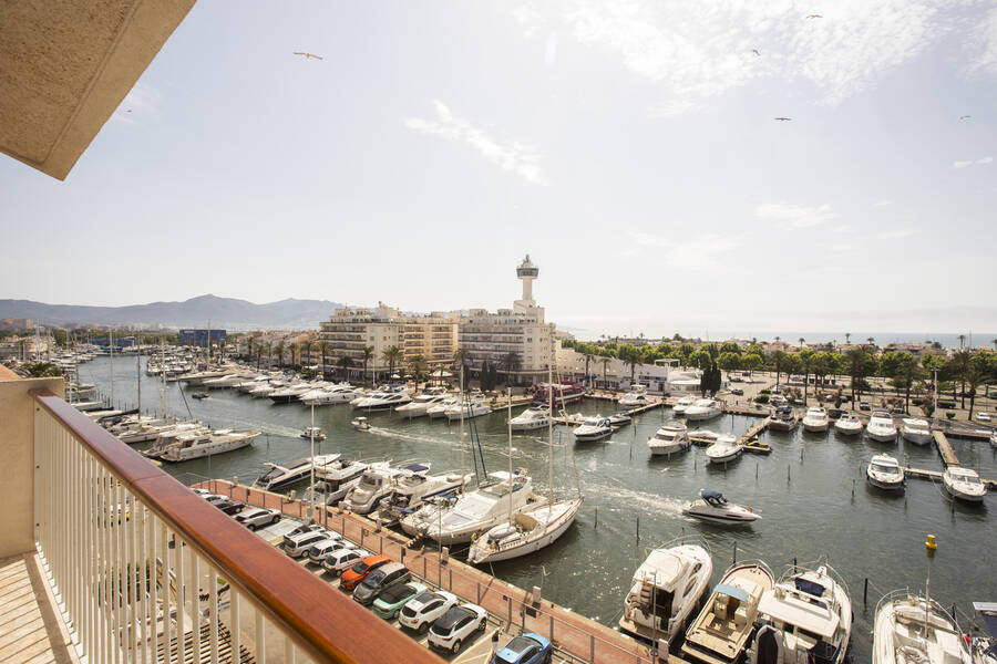 Fantastisch ruim penthouse met zeezicht in de haven van Empuriabrava