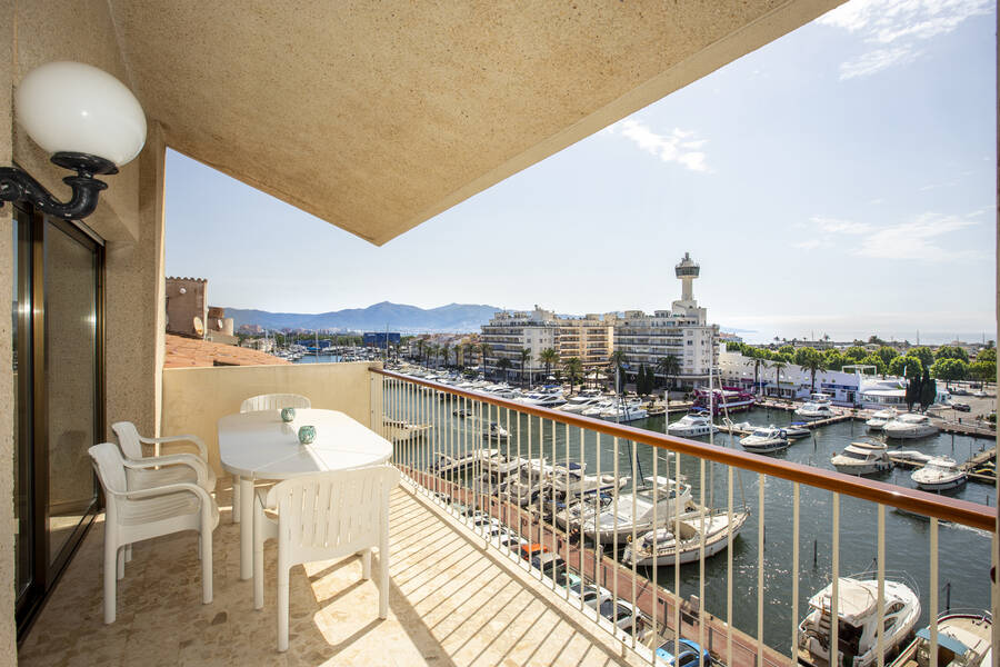 Fantastisch ruim penthouse met zeezicht in de haven van Empuriabrava