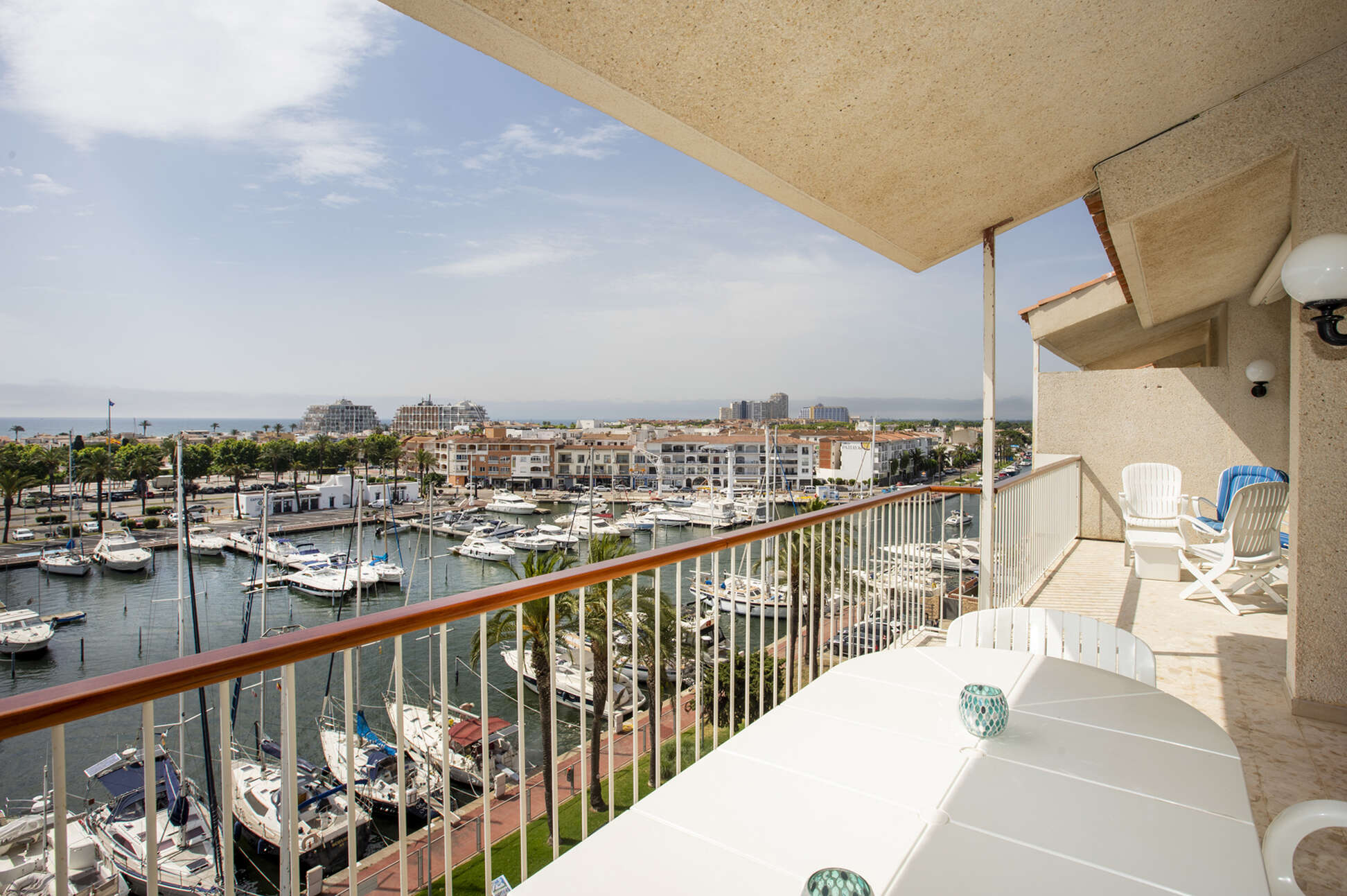 Fantastique spacieux attique vue sur la mer dans le port d'Empuriabrava