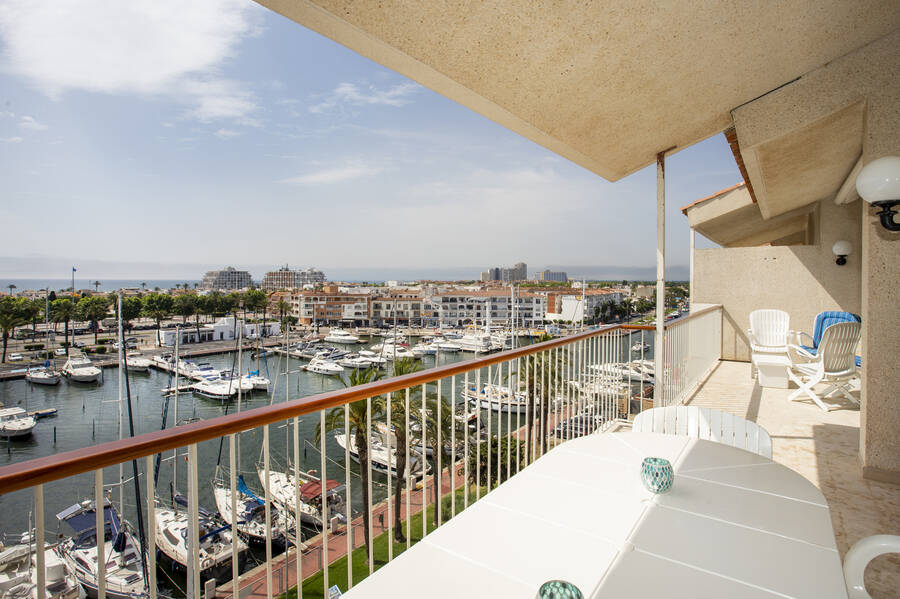 Fantastisch ruim penthouse met zeezicht in de haven van Empuriabrava