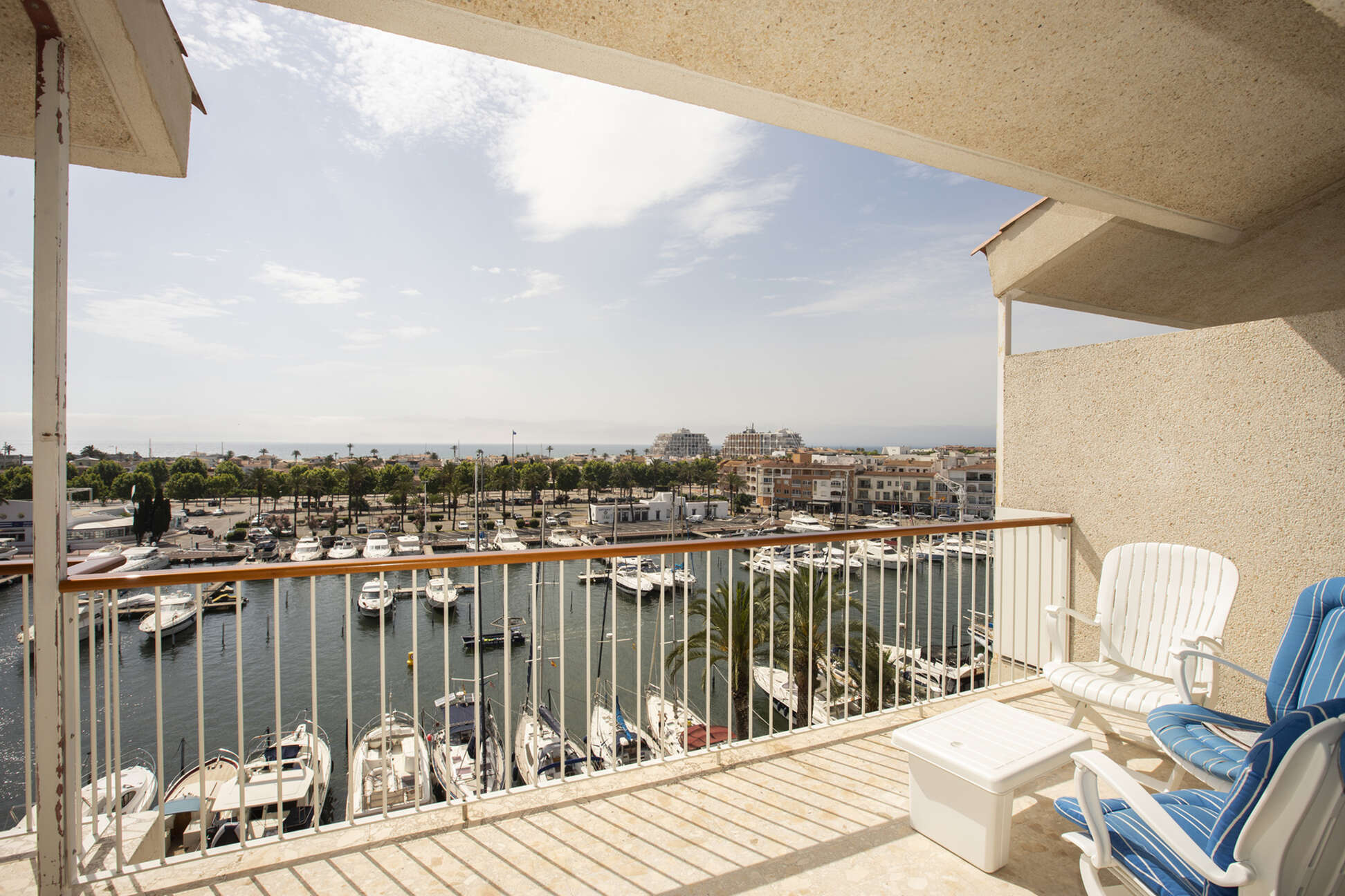 Fantastic spacious penthouse with sea view in the harbor of Empuriabrava