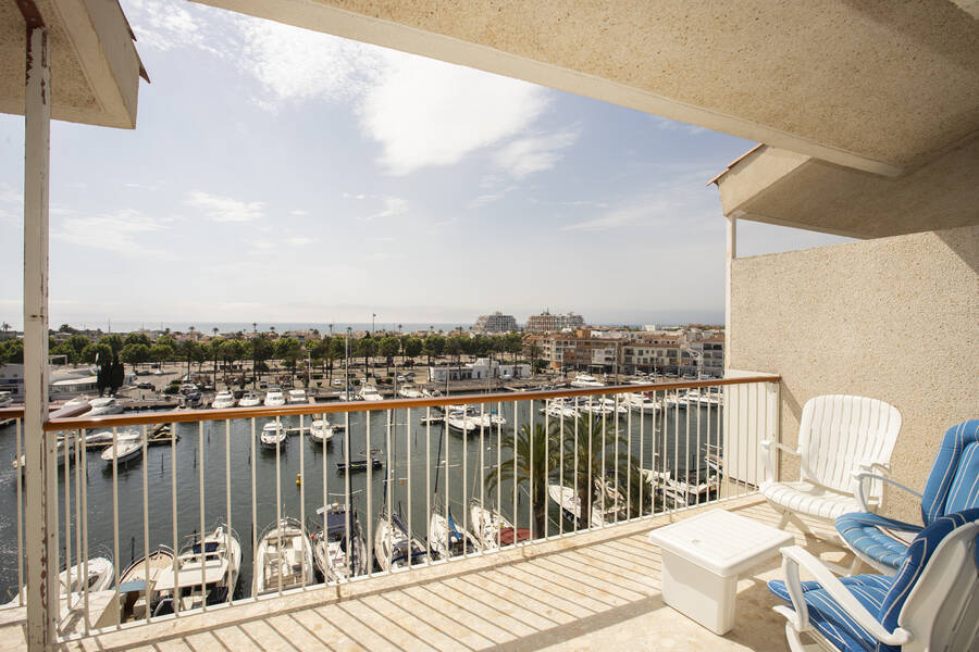 Fantastisch ruim penthouse met zeezicht in de haven van Empuriabrava