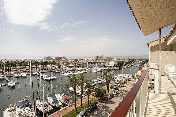 Fantastic spacious penthouse with sea view in the harbor of Empuriabrava