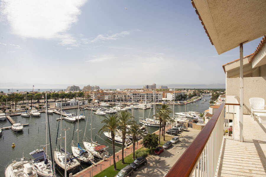 Fantastisch ruim penthouse met zeezicht in de haven van Empuriabrava