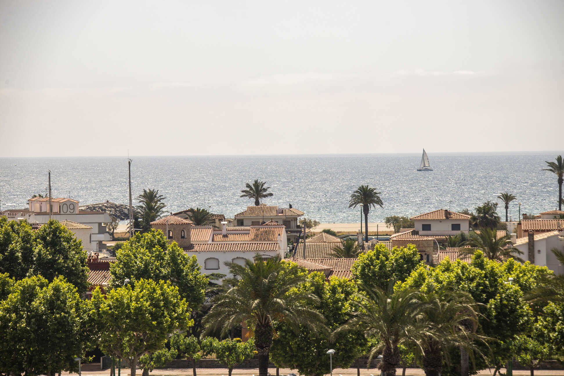 Fantàstic atic ampli amb vistes al mar al port d'Empuriabrava