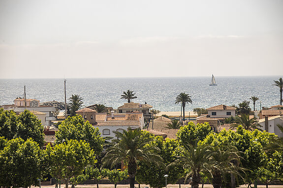 Fantastique spacieux attique vue sur la mer dans le port d