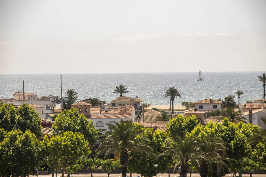 Fantastisch ruim penthouse met zeezicht in de haven van Empuriabrava