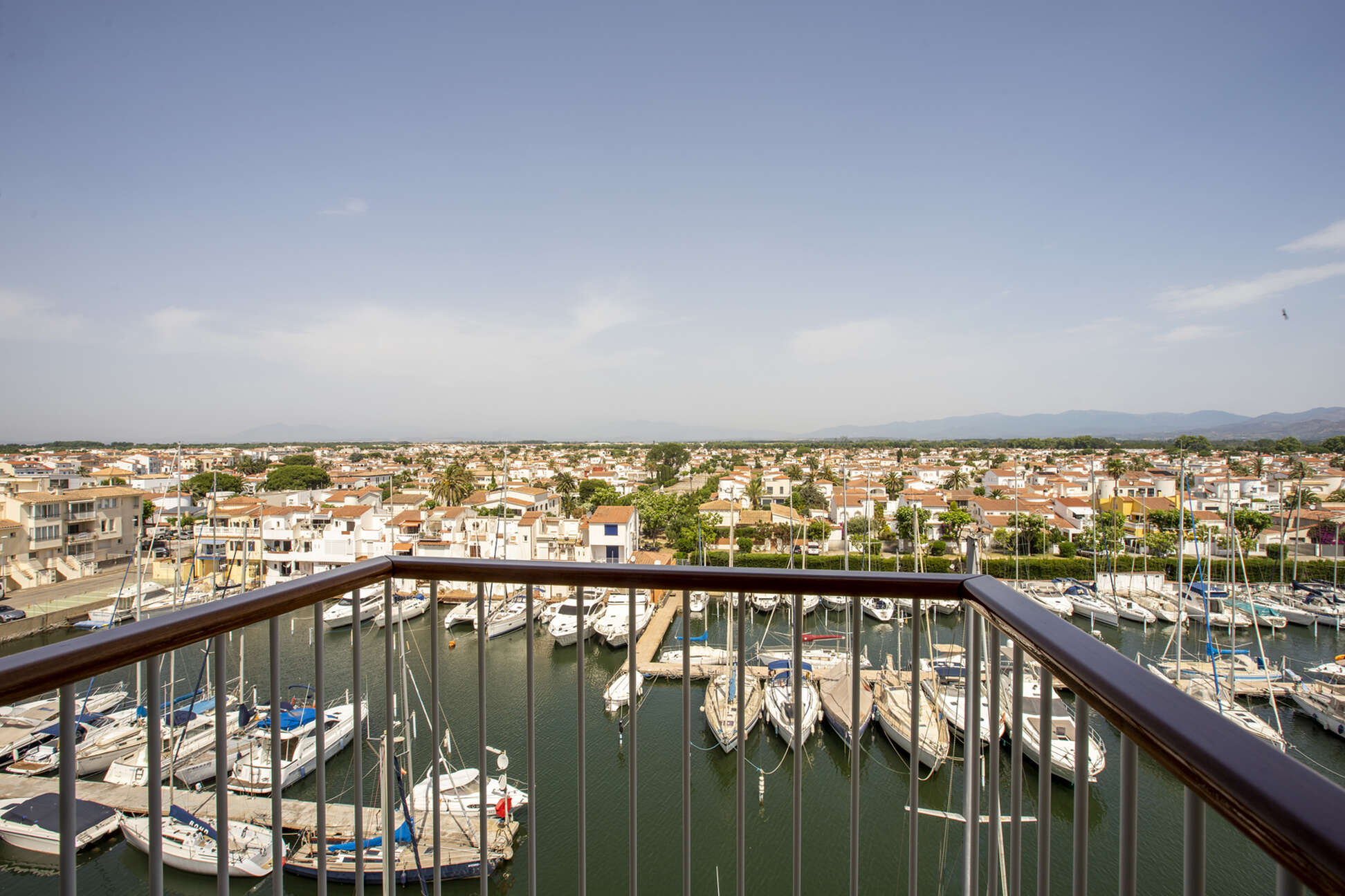 Fantastique spacieux attique vue sur la mer dans le port d'Empuriabrava