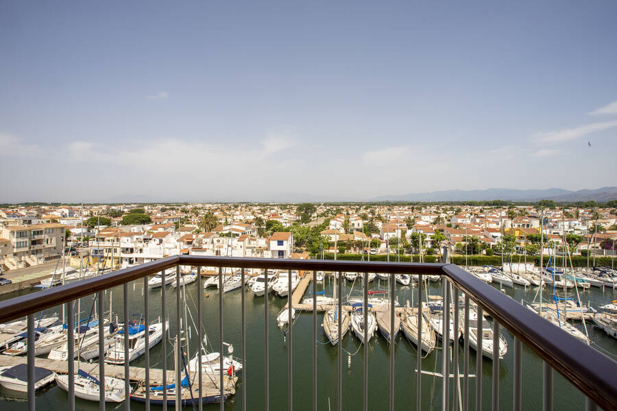 Fantastisch ruim penthouse met zeezicht in de haven van Empuriabrava