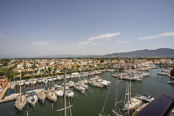 Fantastique spacieux attique vue sur la mer dans le port d'Empuriabrava