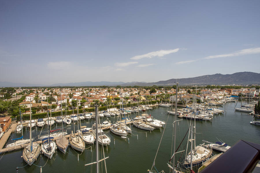 Fantastisch ruim penthouse met zeezicht in de haven van Empuriabrava