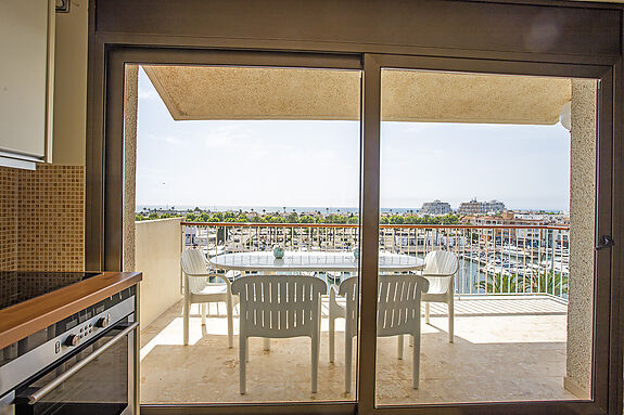 Fantastic spacious penthouse with sea view in the harbor of Empuriabrava