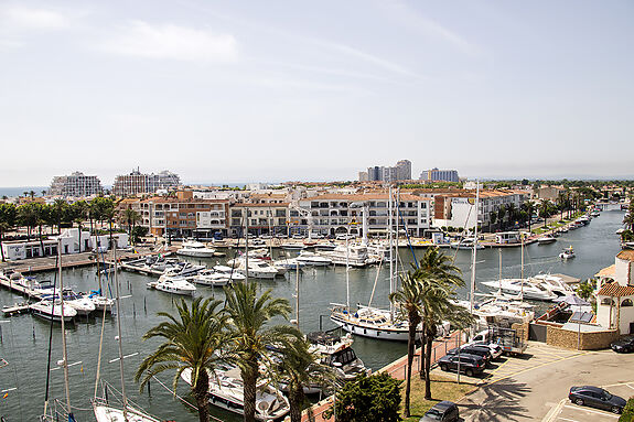 Fantastic spacious penthouse with sea view in the harbor of Empuriabrava