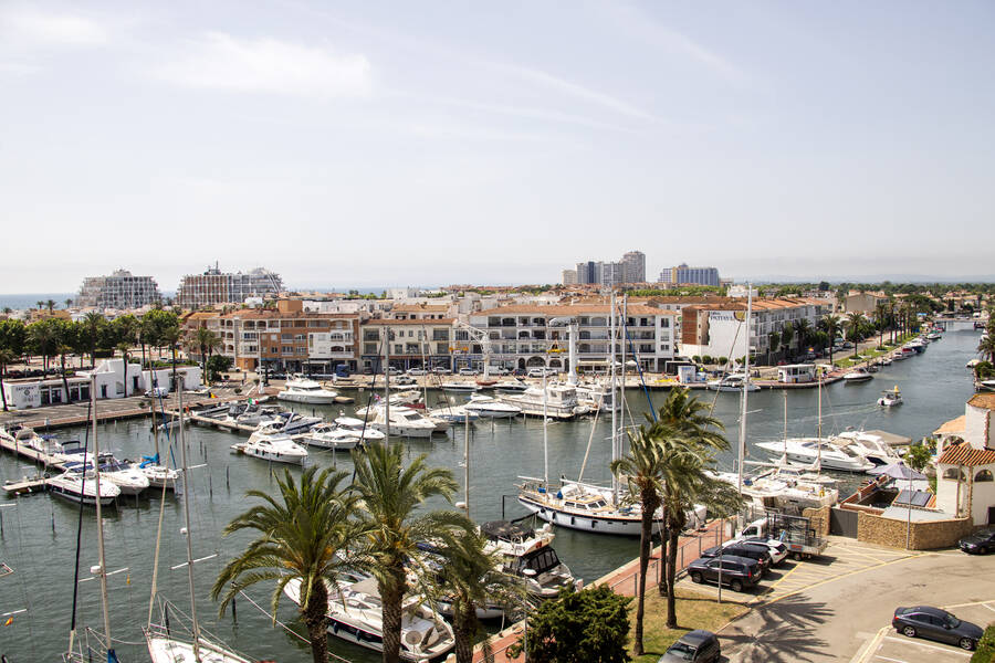 Fantastique spacieux attique vue sur la mer dans le port d'Empuriabrava