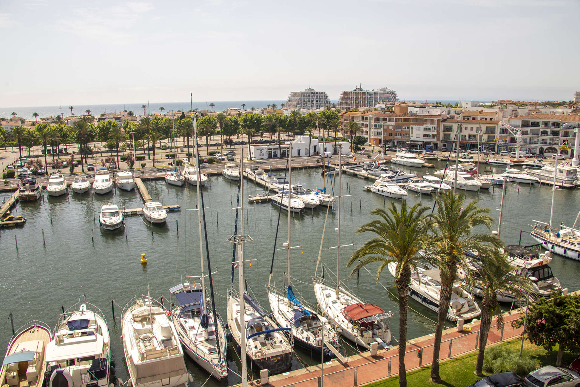 Fantastic spacious penthouse with sea view in the harbor of Empuriabrava