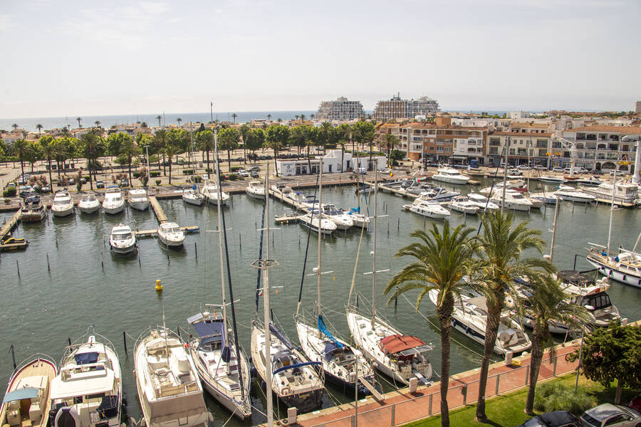 Fantastisch ruim penthouse met zeezicht in de haven van Empuriabrava