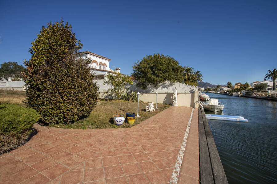 Empuriabrava, house on wide canal south side with mooring and pool