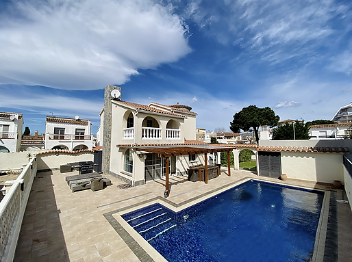 Beautiful renovated house 150M to the beach