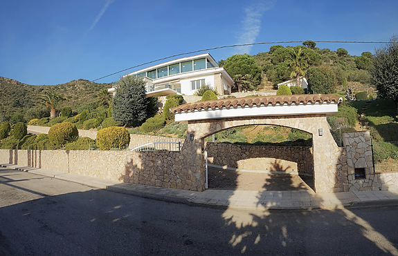 Magnífica villa amb vistes panoràmiques fabuloses sobre la Badia de Roses i l'Empordà