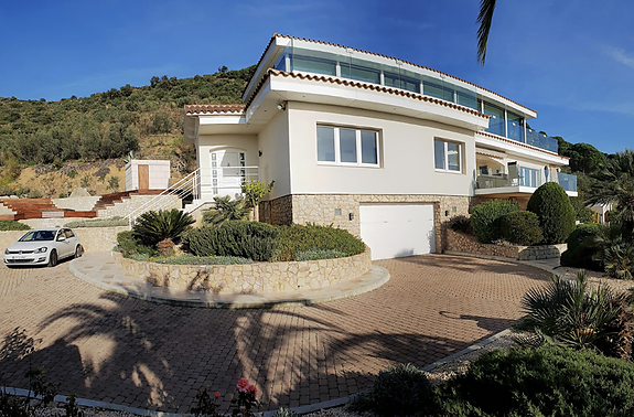 Magnífica villa con fabulosas vistas panorámicas sobre la Bahía de Roses y el Empordà